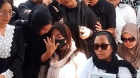 Isak Tangis Istri Lepas Temon di Pemakaman: Sampai Jumpa Lagi Sayangku