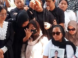 Isak Tangis Istri Lepas Temon di Pemakaman: Sampai Jumpa Lagi Sayangku