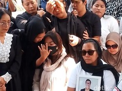 Isak Tangis Istri Lepas Temon di Pemakaman: Sampai Jumpa Lagi Sayangku