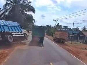 Hindari Tabrakan, Truk Air Mineral Terguling-Tewaskan Ibu-Anak di Sampit