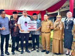 Andre Rosiade Serahkan Ambulans untuk Warga Pagambiran, Tegaskan Hadir dengan Kerja Nyata