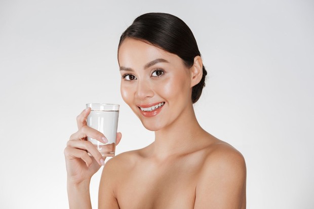 Cara agar kulit glowing alami dimulai dari menjaga tubuh tetap terhidrasi setiap hari. Kebutuhan cairan yang terpenuhi membantu menjaga kelembapan kulit dari dalam, sementara penggunaan produk perawatan yang tepat mendukung kesehatan skin barrier. Kebiasaan sederhana ini juga dapat membuat kulit terlihat lebih segar, sehat, dan bercahaya.