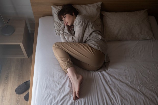 Ciri orang diam-diam tidak bahagia bisa terlihat dari rasa berat untuk bangun setiap pagi/Foto: Magnific Ciri orang diam-diam tidak bahagia bisa terlihat dari rasa berat untuk bangun setiap pagi. Kondisi ini tidak selalu disebabkan oleh kurang tidur, tetapi juga dapat berkaitan dengan kelelahan emosional atau stres yang berkepanjangan. Ketika berlangsung terus-menerus, kebiasaan tersebut patut diperhatikan sebagai sinyal bahwa ada sesuatu yang perlu dibenahi.