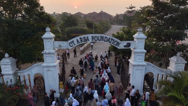 CTARSA Foundation Terima Bantuan Mobil Literasi dari Bank Mandiri Sebanyak 160 siswa baru resmi memulai perjalanan pendidikan mereka di SMA Unggulan CTARSA Foundation Sukoharjo pada Tahun Ajaran 2026/2027. Para siswa terpilih merupakan bagian dari 2.560 pendaftar yang mengikuti proses seleksi ketat, sehingga hanya sekitar 6 persen yang berhasil diterima.