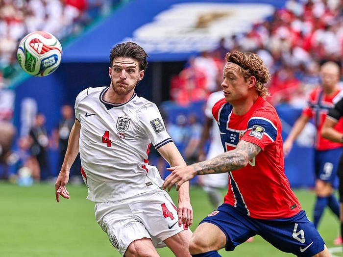 MIAMI GARDENS, FL - JULY 11: Declan Rice #4 of England and Patrick Berg #6 of Norway battle for a ball during the FIFA World Cup 26 Quarter-Final - between Norway and England on July 11, 2026 at Miami Stadium, in Miami Gardens, Fla.(Photo by Chris Arjoon/Icon Sportswire via Getty Images)
