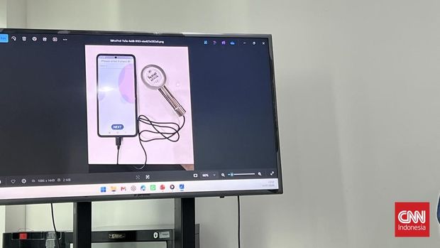 Dokter FKUI Kembangkan AI untuk Deteksi Gagal Jantung Lebih Dini Kecerdasan buatan (AI) kini dimanfaatkan untuk membantu mendeteksi pasien gagal jantung yang berisiko mengalami kekambuhan. Inovasi tersebut dikembangkan oleh dokter spesialis jantung dari Fakultas Kedokteran Universitas Indonesia (FKUI), Rony Marethianto Santoso, melalui teknologi bernama NAVI-HF dalam sidang terbuka promosi doktor Ilmu Kedokteran.