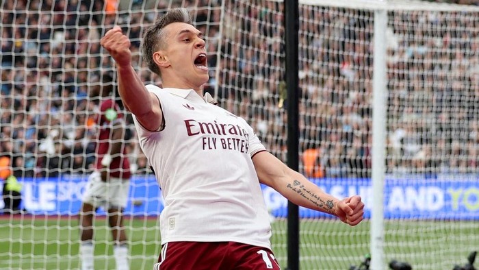 Arsenals Belgian midfielder #19 Leandro Trossard celebrates scoring the teams first goal during the English Premier League football match between West Ham United and Arsenal at the London Stadium, in east London on May 10, 2026. (Photo by Adrian De