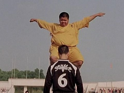 Lam Chi-chung sebagai Light Weight dalam film Shaolin Soccer (2001).