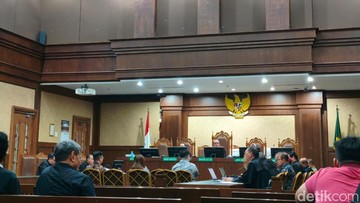 HRD BlueRay Ngaku Tulis Kode-Masukan Uang ke Amplop untuk Pejabat Bea Cukai