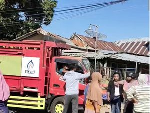 Emak-emak di Bima Hadang Truk Pengangkut Gas Buntut LPG 3 Kg Langka