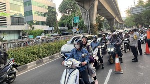 Sebagian JPO Ditabrak Truk Tuntas Dibongkar, Jl Tendean Arah Pancoran Dibuka