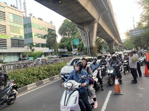 Sebagian JPO Ditabrak Truk Tuntas Dibongkar, Jl Tendean Arah Pancoran Dibuka