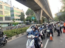 Sebagian JPO Ditabrak Truk Tuntas Dibongkar, Jl Tendean Arah Pancoran Dibuka