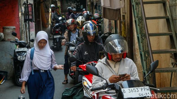 Jalur Tikus Jadi Andalan Pemotor Hindari Macet Tendean