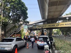 Video: Jalan Kapten Tendean Ditutup Dua Arah Imbas Pembongkaran JPO