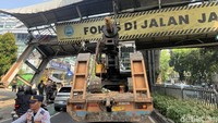 JPO Ditabrak Truk Bakal Dibongkar, Lalin Jl Tendean ke Blok M Dialihkan