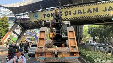 JPO Ditabrak Truk Bakal Dibongkar, Lalin Jl Tendean ke Blok M Dialihkan