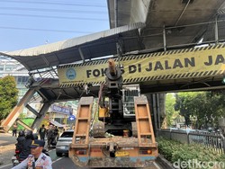 JPO Ditabrak Truk Bakal Dibongkar, Lalin Jl Tendean ke Blok M Dialihkan