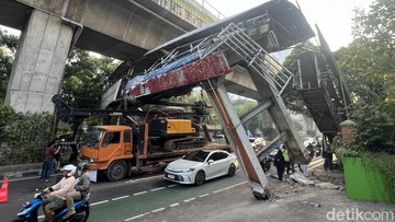 Kondisi Terkini JPO di Tendean Jaksel Nyaris Roboh, Truk Masih Nyangkut