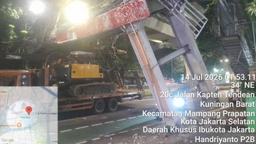 Truk Nyangkut Bikin JPO di Tendean Rusak Parah, Tiang Penyanggah Nyaris Roboh