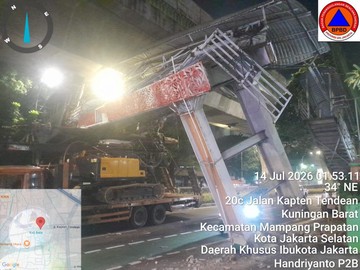 Truk Pengangkut Alat Berat Nyangkut di JPO Tendean, Sopir Diamankan