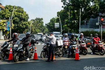 JPO Rusak Ditabrak Truk, Lalu Lintas Tendean Dialihkan