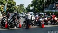 JPO Rusak Ditabrak Truk, Lalu Lintas Tendean Dialihkan