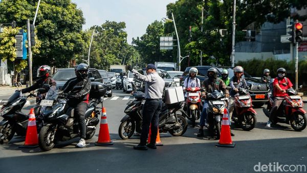 JPO Rusak Ditabrak Truk, Lalu Lintas Tendean Dialihkan