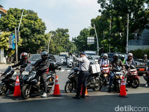 JPO Rusak Ditabrak Truk, Lalu Lintas Tendean Dialihkan