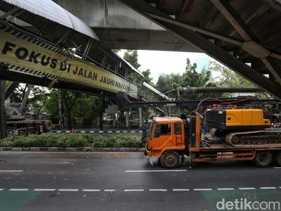 JPO Tendean Dibongkar Usai Ditabrak Truk Alat Berat