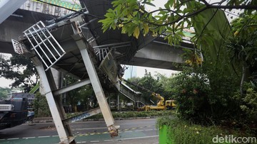 Cegah Truk Nyangkut, Dishub DKI Pasang Rambu Batas Tinggi di JPO-Underpass