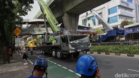 Lalin Macet Imbas JPO Tendean Dibongkar, TransJ Koridor 13 Terlambat