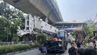 JPO Tendean Jaksel Ditabrak Truk Dibongkar, Lalin Arah Blok M Dialihkan