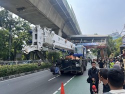 JPO Tendean Jaksel Ditabrak Truk Dibongkar, Lalin Arah Blok M Dialihkan