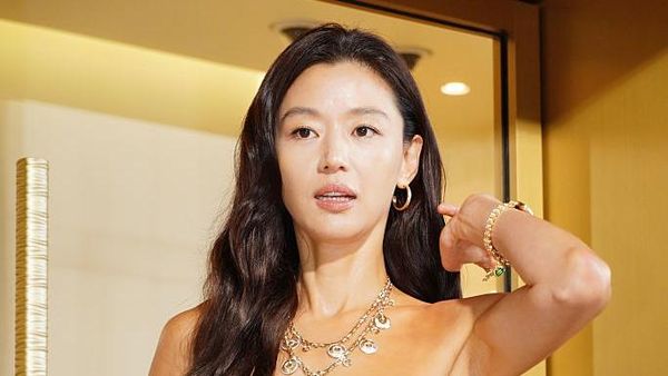 Jun Ji Hyun Anggun Bergaun Biru di Hong Kong