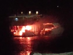Kapal Pinisi Terbakar di Depan Kuliner Kampung Ujung Labuan Bajo