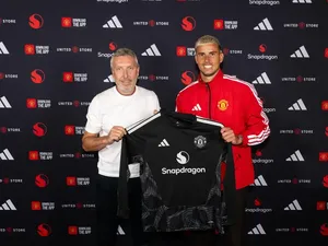 MU Datangkan Kiper Leeds United, Bakal Jadi Pelapis Senne Lammens