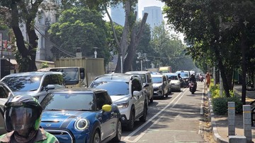 Lalin Senopati Macet Imbas Pembongkaran JPO Ditabrak Truk di Tendean Jaksel