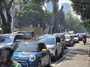 Lalin Senopati Macet Imbas Pembongkaran JPO Ditabrak Truk di Tendean Jaksel