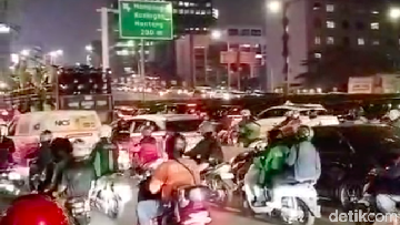 Macet Mengular ke Jalan Gatsu Arah Kuningan Imbas JPO Tendean Dibongkar