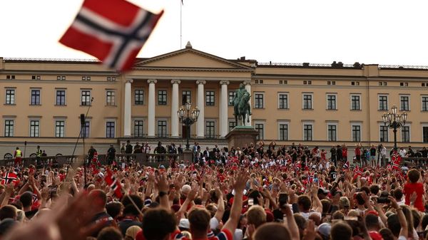 Kerajaan dan Warga Oslo Sambut Timnas Norwegia Bak Pahlawan