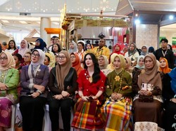 Arumi Bachsin Puji Pameran Kriya-Wastra Dekranas di Sulsel, Kepincut Baju Bodo