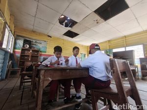 SD Negeri di Sidoarjo Ini Rusak Parah: Atapnya Bocor, Plafonnya Ambrol