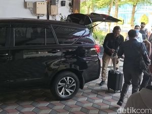 KPK Keluar Bawa 3 Koper Usai Geledah Kantor Bupati Sukoharjo