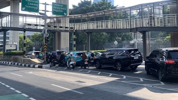 Lalin Kuningan Arah Tendean Jaksel Macet Imbas Pembongkaran JPO Ditabrak Truk