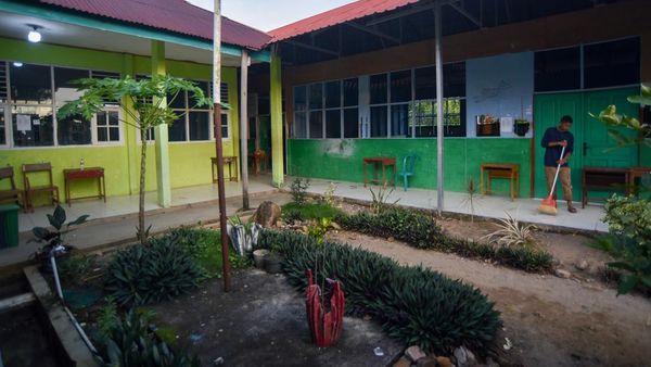 Bekas Ledakan Bom Rakitan di MAN 3 Padang Dibersihkan