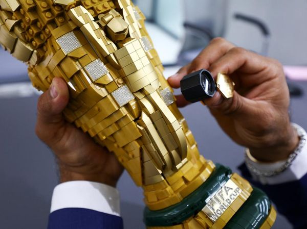 Melihat Trofi Piala Dunia LEGO Bertabur Berlian Rp 1,4 Miliar