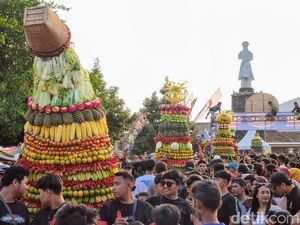 Ribuan Warga Ponorogo Serbu Buceng Porak Grebeg Tutup Suro