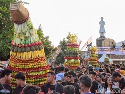 Ribuan Warga Ponorogo Serbu Buceng Porak Grebeg Tutup Suro