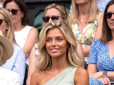 8 Foto Influencer Cantik Bikin Salfok di Wimbledon, Ternyata Bukan Wanita Asli